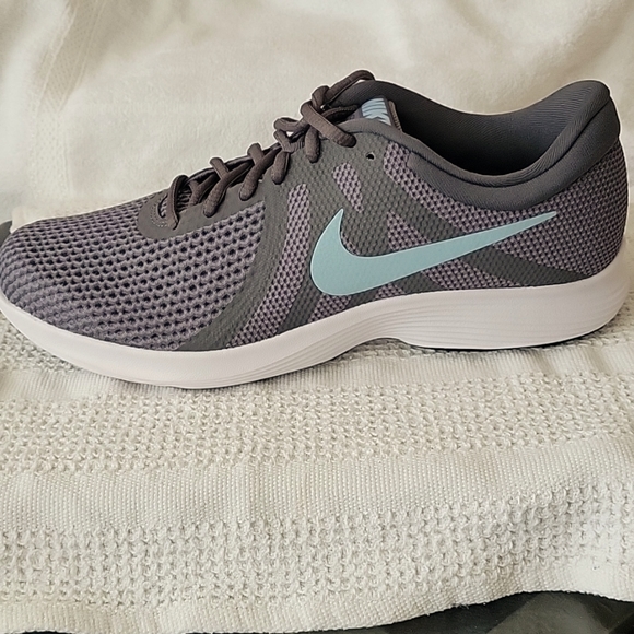 nike revolution 4 womens grey